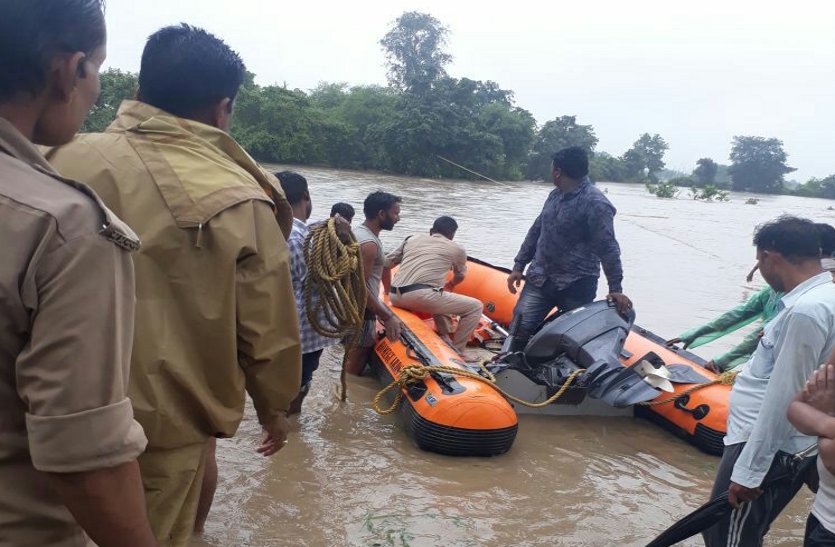 Breking Now : नदी उफनाई, बाढ़ में फंसे एक ही परिवार के पांच लोग, रेस्क्यू जारी