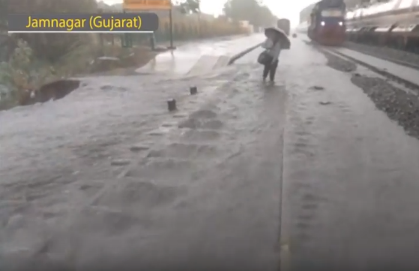 गुजरात में भारी बारिश से जन-जीवन प्रभावित