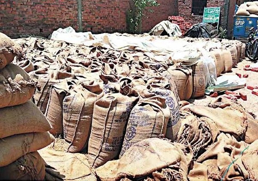 Wheat in government sack Lakhimpur Kheri news