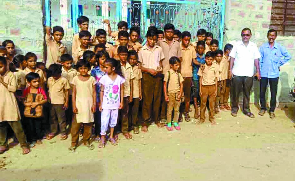 गुरुजी को स्कूल के बाहर खड़ा रख लगाया गेट पर ताला