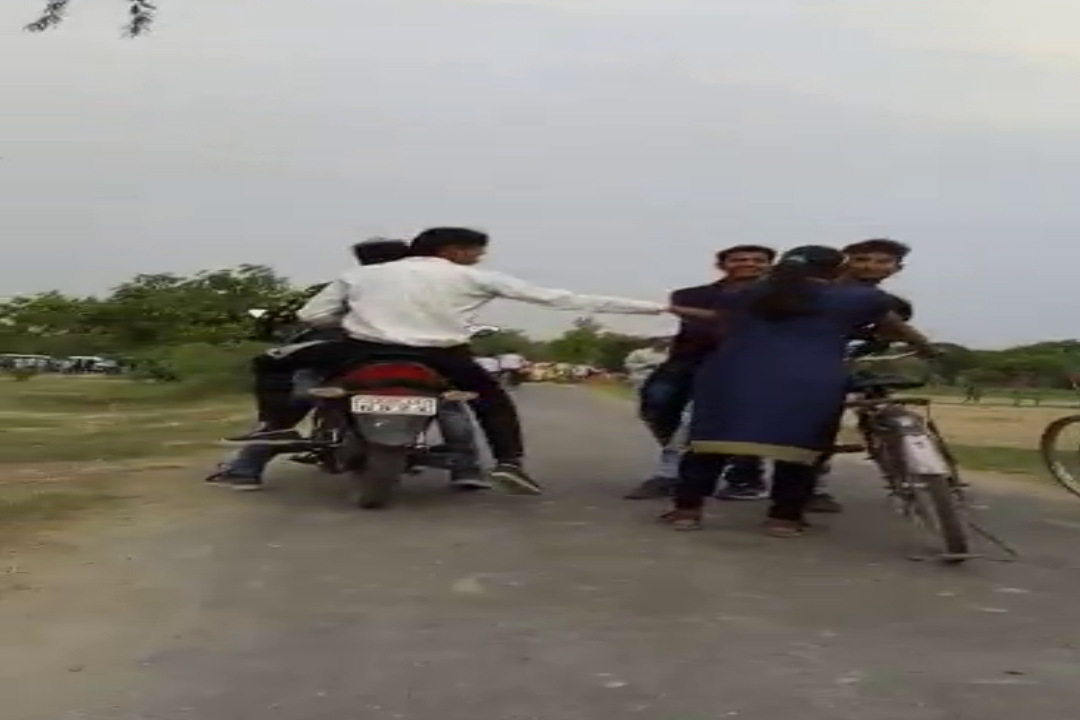 यूपी के जौनपुर में बीच सड़क पर छात्रा से छेड़खानी करते रहे युवक, किसी ने नहीं की मदद