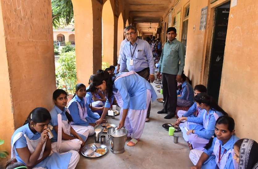 आठ साल से रोज 800 छात्र-छात्राओं को दूध वितरण
