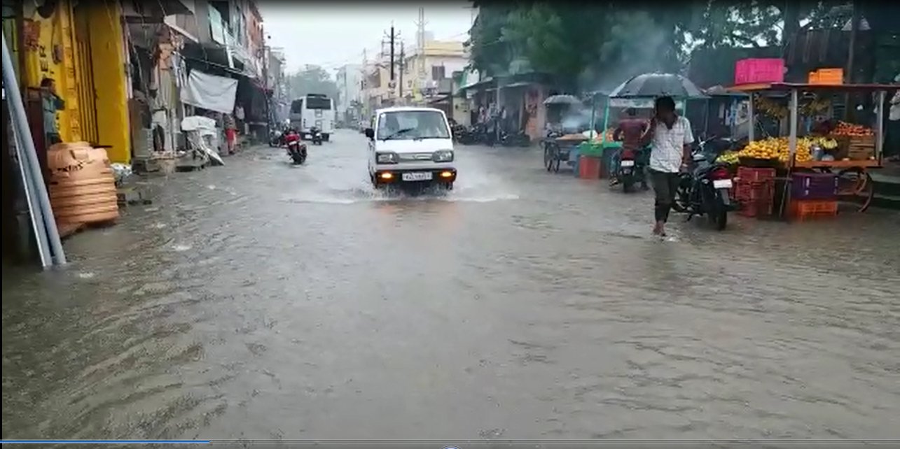 video : मेवाड़ पर मेहरबान हुए मेघ, उदयपुर में कई जगह मूसलाधार बारिश, सड़काेें पर बहीं नदियां