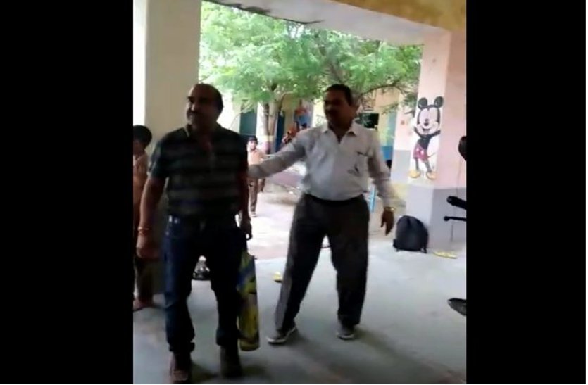 गुरूजी ही भूल गए अनुशासन… उदयपुर में इस सरकारी शिक्षक ने सहयोगी शिक्षक पर किया बल्ले से हमला, घटना का वीडियो वायरल