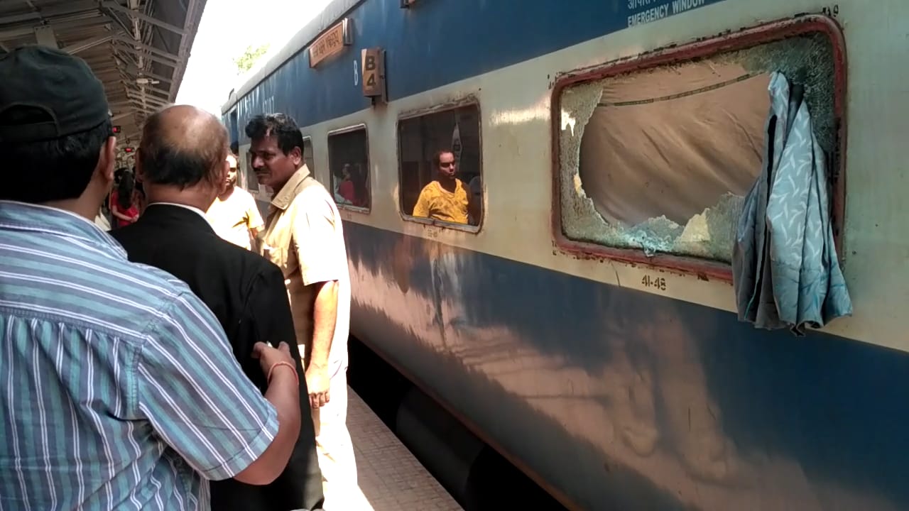 जबलपुर से शुरु हुआ विवाद रायगढ़ रेलवे स्टेशन पर हुआ खत्म