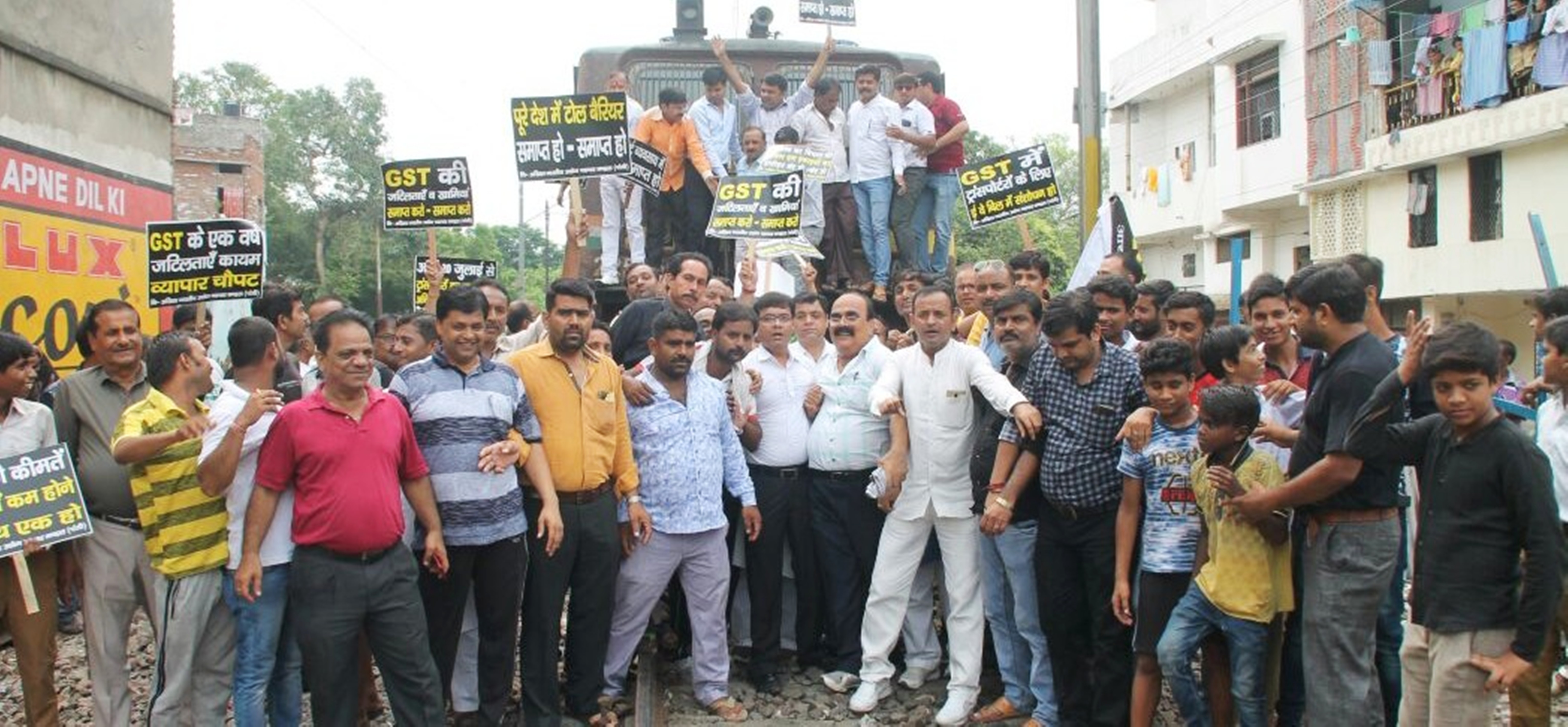 story traders stopped train for protesting against gst in kanpur