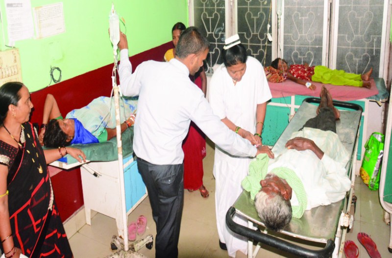 सभी को जिला अस्पताल में भर्ती किया गया