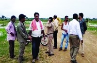 देखते ही देखते शराबी व आबकारी आरक्षक भिड़ गए