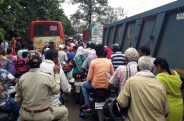 कार और सिटी बस के मुसाफिर भी हुए परेशान