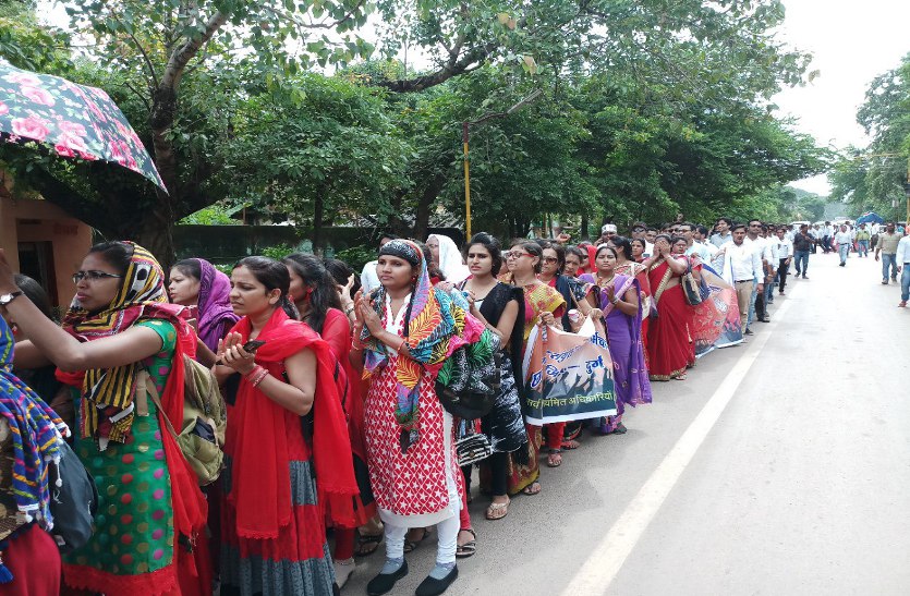 अनियमित कर्मचारियों ने निकाली रैली, देखें