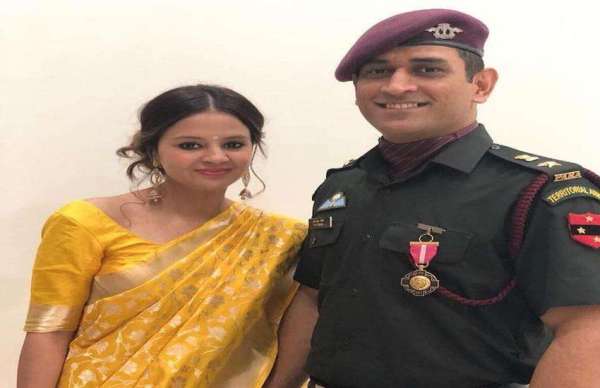 सफेद दाढ़ी हटवाने के बाद फिर से जवान लग रहे हैं धोनी, हिंदुस्तान आते ही शादी में हुए शामिल