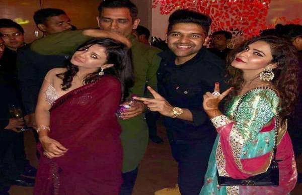 धोनी कई बार नई लुक्स ट्राई कर चुके हैं । अपना हेयरस्टाइल भी काफी बार बदल चुके हैं।इंग्लैंड के खिलाफ वनडे सीरीज में टीम इंडिया के पूर्व कप्तान महेंद्र सिंह धोनी ने अपनी सफ़ेद दाढ़ी दिखाई थी । सफेद दाढ़ी में माही मेच्योर लग रहे थे । हालांकि फैंस को उनका यह अंदाज कुछ खास पसंद नहीं आया था ।