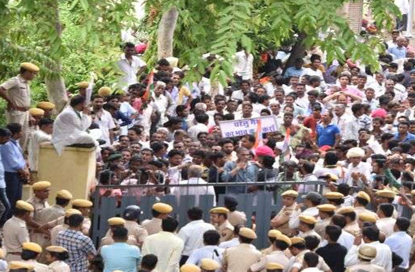 dispute between congress workers and Police in Sirohi
