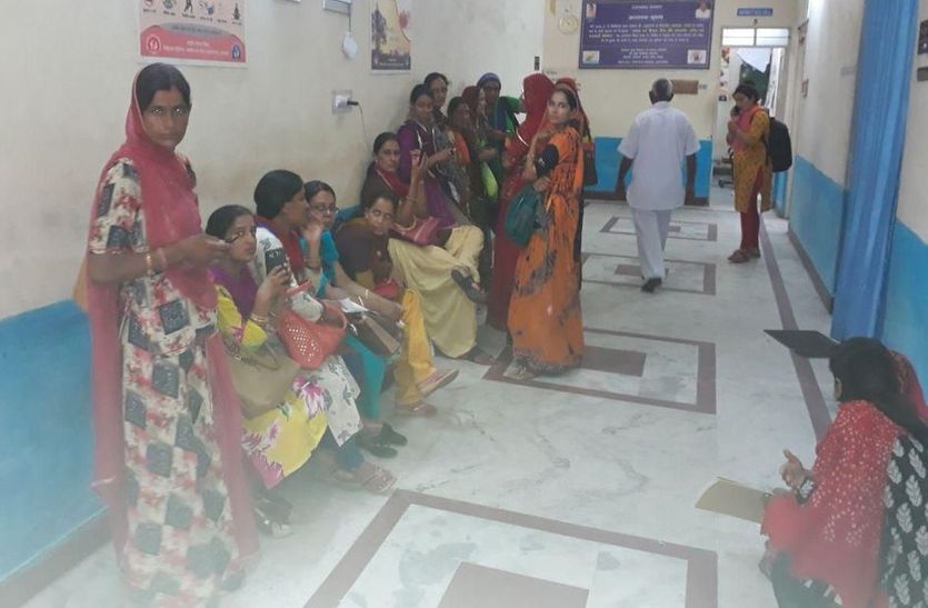 15 दिन से टरका रहे थे, अब अवकाश पर खोलना पड़ा दफ्तर
