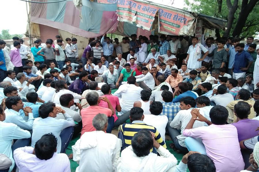 चोरी की घटनाओं पर फूटा आक्रोश, बाजार बंद कर किया विरोध-प्रदर्शन
