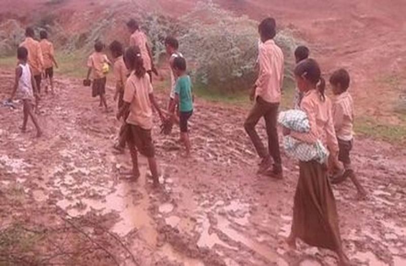 खतरनाक राह से गुजरते बच्चे।