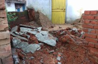 निकासी की व्यवस्था नहीं, रात को पानी से बचने के लिए परेशान होते रहे लोग