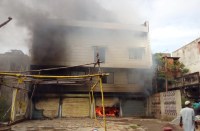 जमनीपाली के कान्हा हैंडलूम में लगी आग, मालकिन ने पहली मंजिला छलांग लगाकर बचाई जान