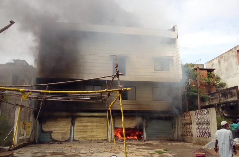 जमनीपाली के कान्हा हैंडलूम में लगी आग, मालकिन ने पहली मंजिला छलांग लगाकर बचाई जान