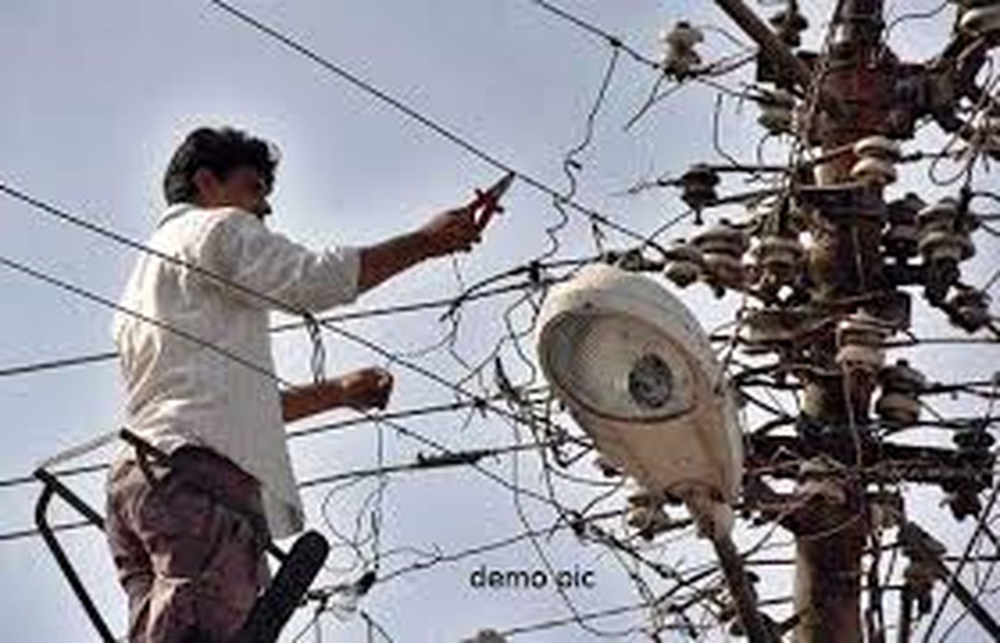 बिजली गिरने से 17 खंभों के इंसुलेटर जले, 30 घंटे बाद सुधरा फॉल्ट