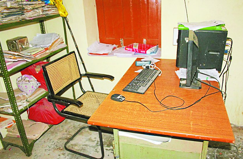 Most of the officers do not live at the headquarters
