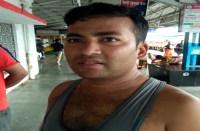 प्रशिक्षु शोधकर्ता का केमिकल से भरा बैग