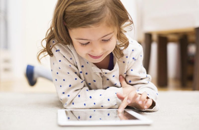 kids playing on tablet
