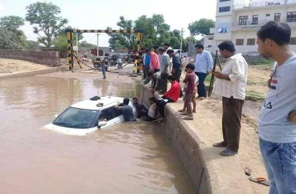 Five peoples Saved from Railway Underpass water in Fatehpur shekhawati