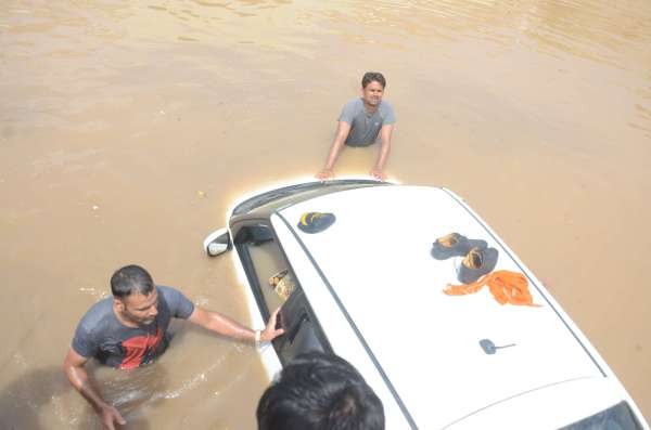 Five peoples Saved from Railway Underpass water in Fatehpur shekhawati
