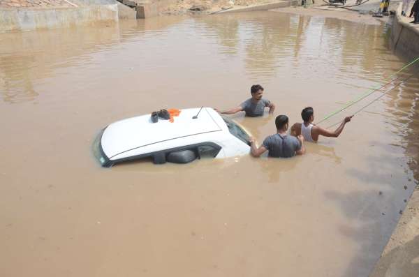 Five peoples Saved from Railway Underpass water in Fatehpur shekhawati