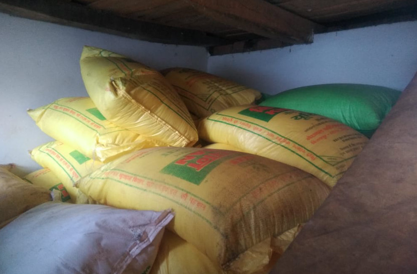 सहकारी गोदामों में लूट और बाजार में मिल रही छूट