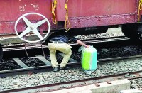 यात्रियों में मची अफरा-तफरी, कई पैदल पुल से दौड़कर तो कई खड़ी मालगाड़ी के नीचे से यात्री पहुंचे प्लेटफार्म नंबर तीन पर, जानें क्या थी वजह