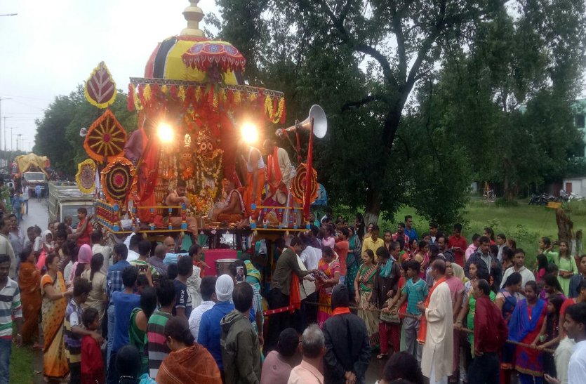 घर लौटे महाप्रभु, रूठी लक्ष्मी ने नहीं खोला श्री मंदिर का द्वार, रथ पर ही विश्राम कर रहे श्री जगन्नाथ, देखें वीडियो