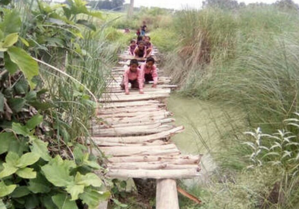 Kids crosses deadly bridge for school in Sultanpur