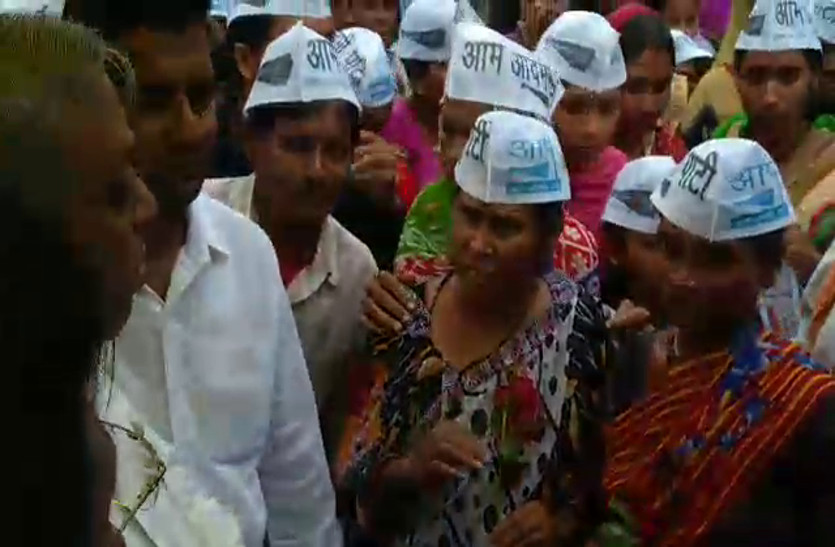 आम आदमी पार्टी ने गुलाब देकर विधायकों से मांगा पांच वर्षों का जवाब