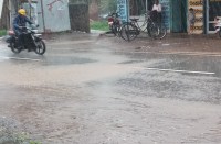मूसलाधार बारिश से लोगों को आवागमन में हुई परेशानी, वहीं किसानों के चेहरे खिले