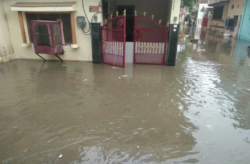 बदहाल व्यवस्थाओं के कारण बच्चे स्कूल जाने से डर रहे, मैन गेट टूटने से अब आवारा जानवर आते रहते हैं