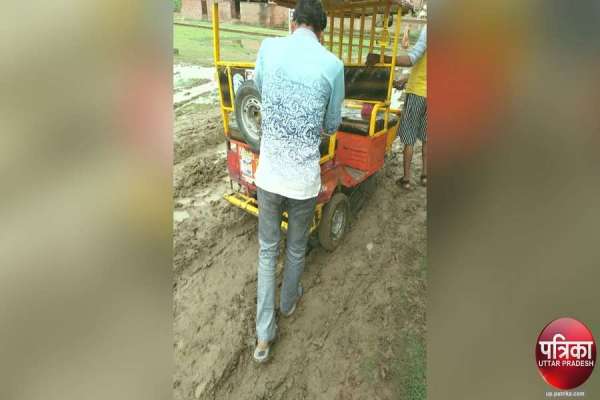 पीएम मोदी के प्रस्तावित सांसद आदर्श गांव की सड़क