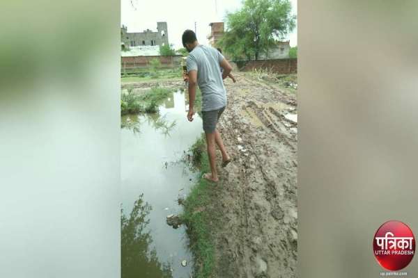 पीएम मोदी के प्रस्तावित सांसद आदर्श गांव की सड़क