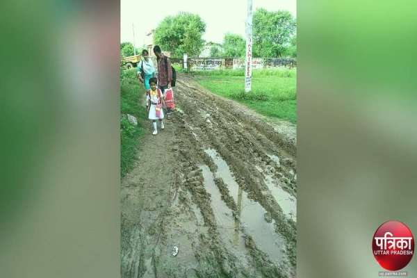 पीएम मोदी के प्रस्तावित सांसद आदर्श गांव की सड़क