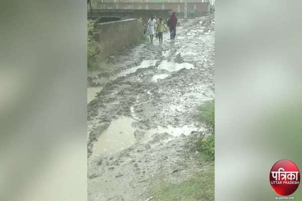 पीएम मोदी के प्रस्तावित सांसद आदर्श गांव की सड़क