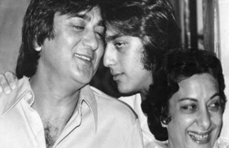 sunil dutt offer cigrette to sanjay dutt full story
