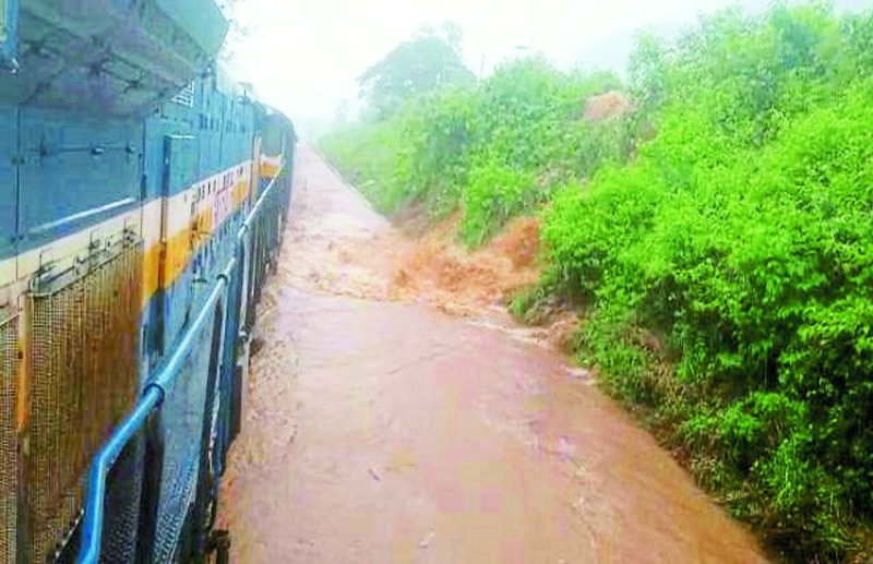 पांच घंटे तक पानी के बीच फंसे रहे यात्री