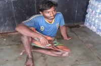 शर्ट उतारकर मालगाड़ी पर चढ़ गया ये शख्स, फिर 25 हजार वोल्ट के ओएचई तार पर फेंका शर्ट, इसके बाद जो हुआ पढि़ए खबर...