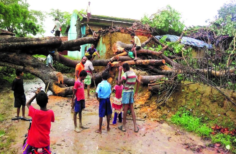 आफत की बारिश : 30 घंटों के भीतर रिकार्ड तोड़ 110 एमएम बारिश, कई मकान क्षतिग्रस्त, हसदेव नदी उफान पर