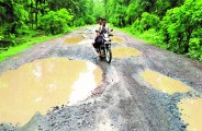 बाबू जी धीरे चलना, इस राह में जरा संभलना, हां बड़े गड्ढे हैं, बड़े गड्ढे हैं इस राह में...