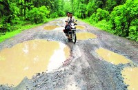 बाबू जी धीरे चलना, इस राह में जरा संभलना, हां बड़े गड्ढे हैं, बड़े गड्ढे हैं इस राह में...