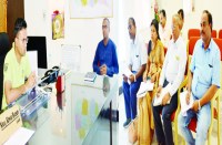 कलेक्टर ने विभिन्न विभागों के अधिकारियों की ली बैठक, दी समझाइश, कहा- दफ्तर का मोह छोड़ दौरा करें अफसर