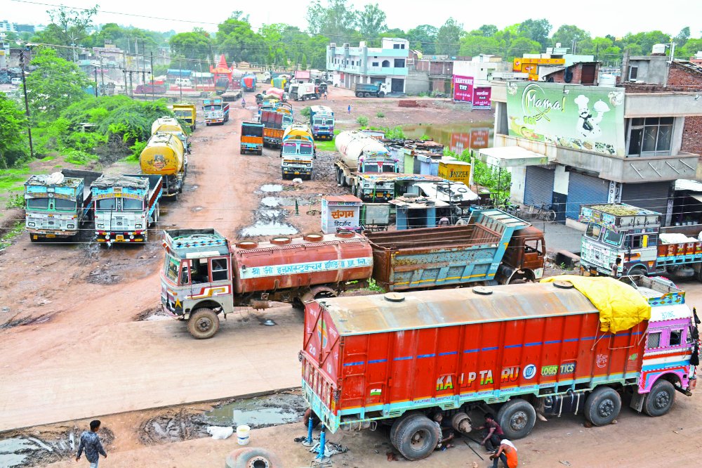 national truckers strike: enters 4th day gets mixed response in satna
