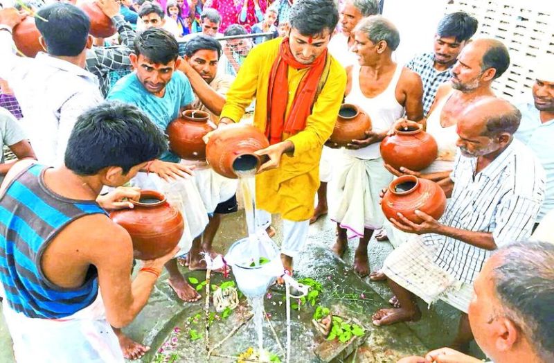 भोलेनाथ के सहस्रघट अभिषेक करते श्रद्धालु।